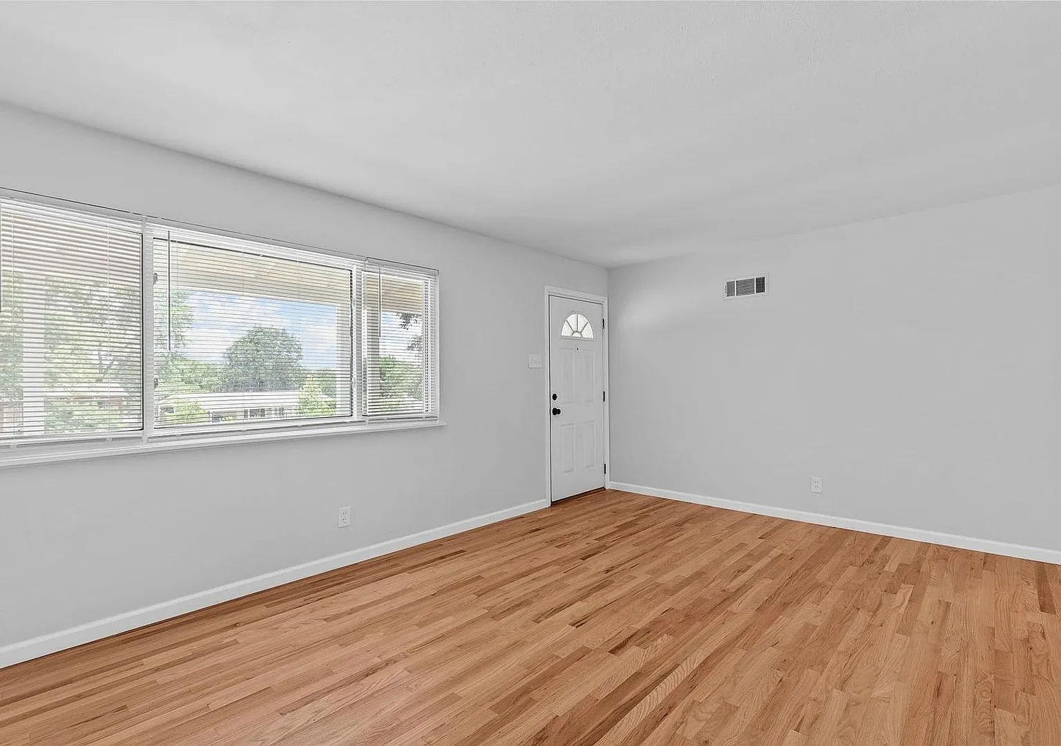 Spacious 3-Bedroom Home in Desirable Maryland Heights — Photo 4