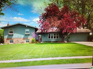 321 Country Club Rd, Sheldon, IA 51201