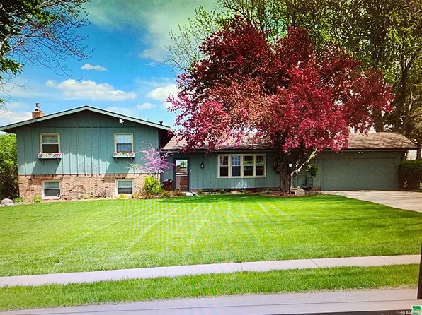 321 Country Club Rd, Sheldon, IA 51201