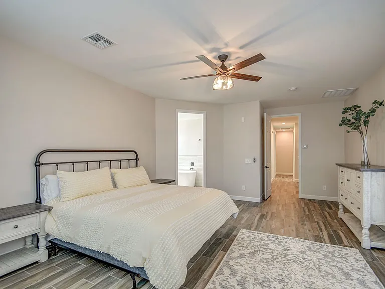 3216 E Sunnyside Ln — Photo 37