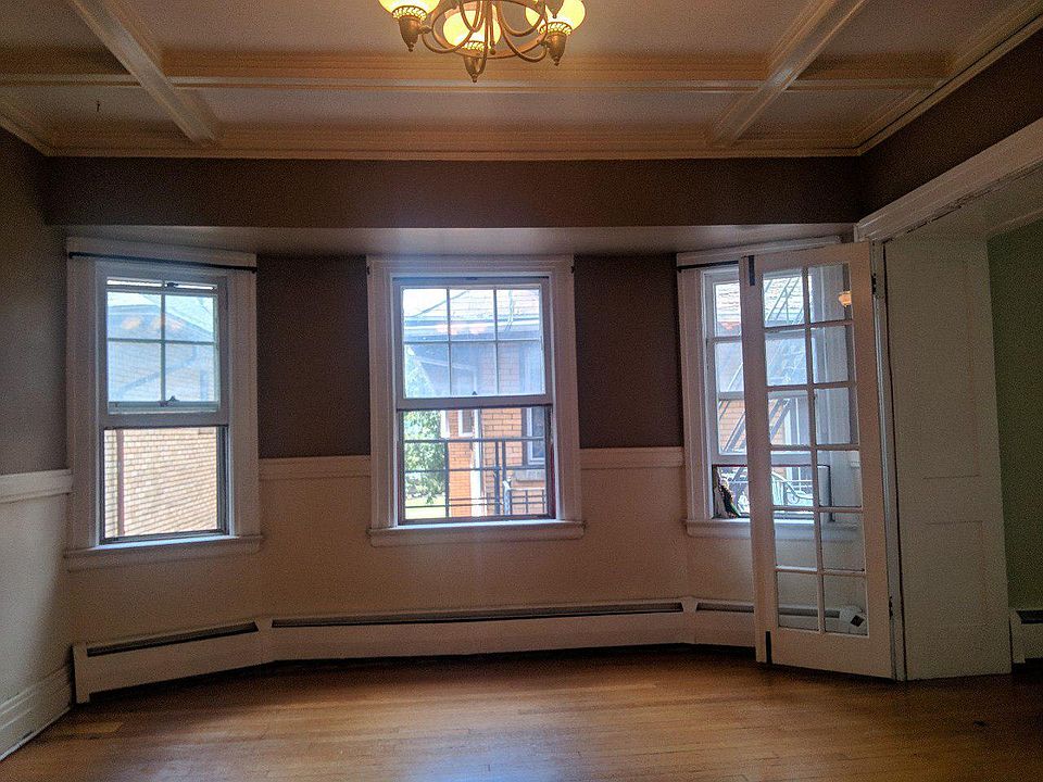 Dining room. Bay windows.