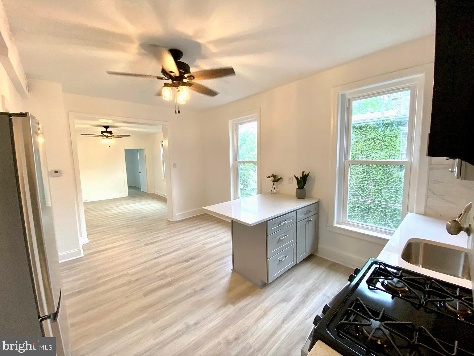 2 bed, 900 sqft, $2,300 — Photo 4