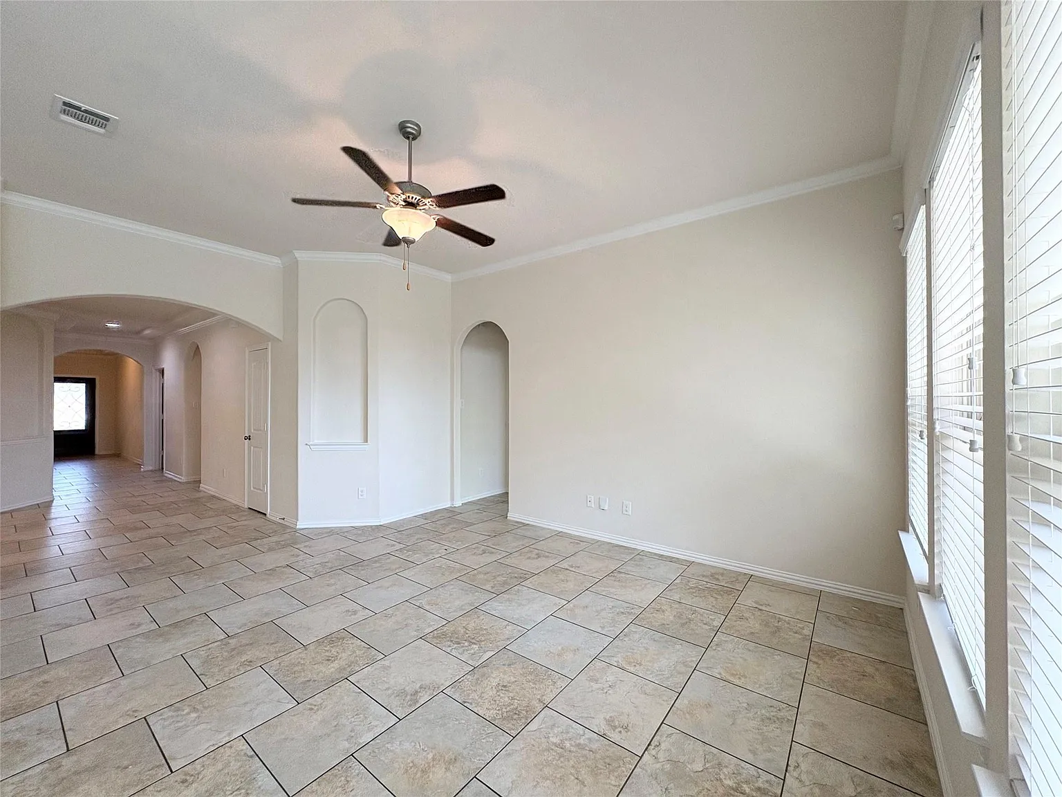 4 bed, 3.0 bath, 2122 sqft, $2,450 — Photo 3