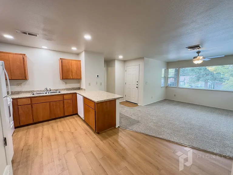 Amanda Place Apartments — Photo 36