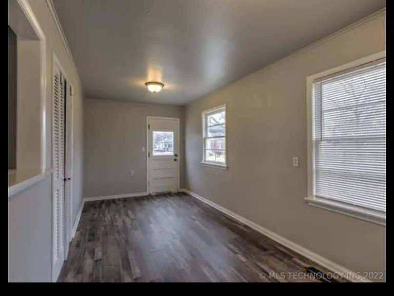 925 E Thompson Ave — Photo 12