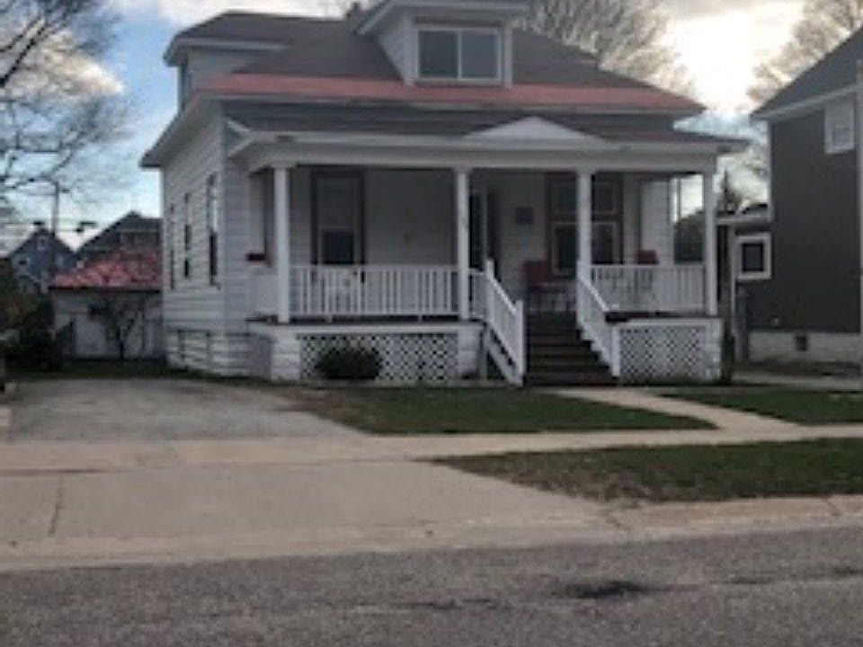 1st image of 304 W Superior St