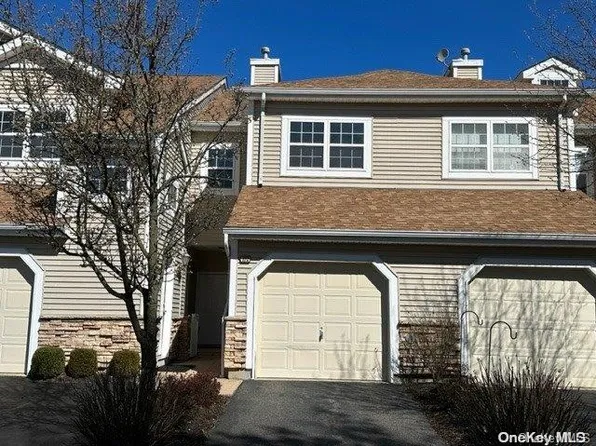172 Carriage Lane #124, Plainview, NY 11803