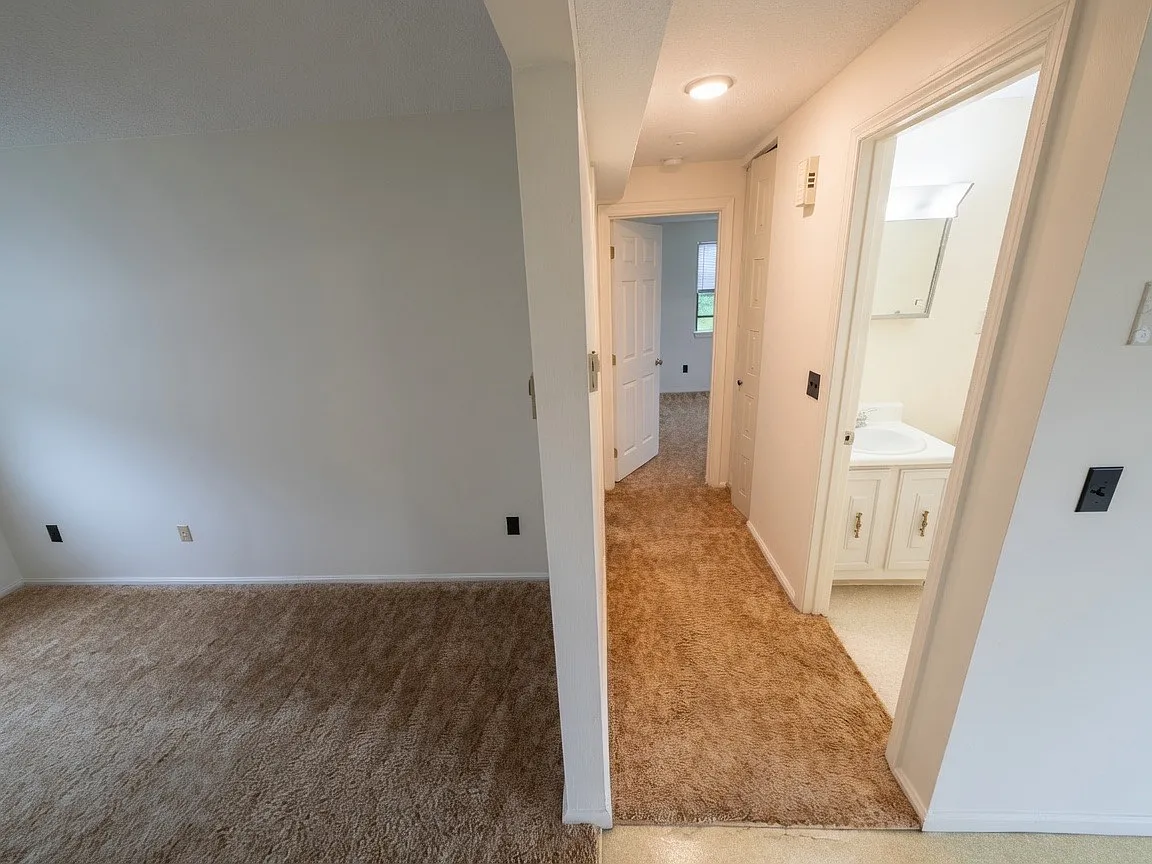 2 bed, 819 sqft, $1,600 — Photo 2