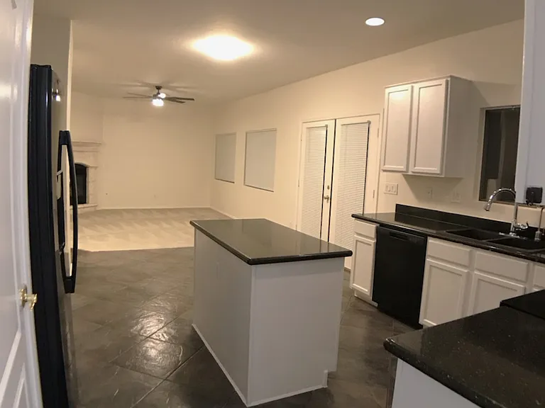 17584 W Acacia Ct — Photo 8