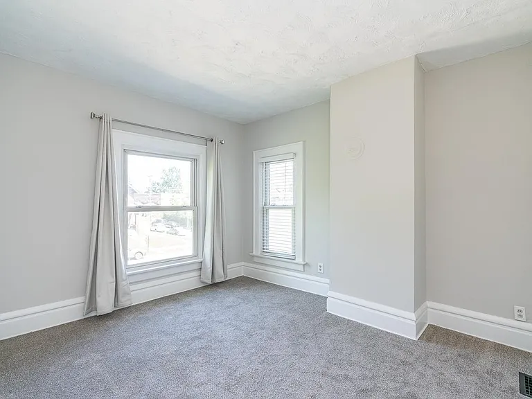 2435 Summit St — Photo 29