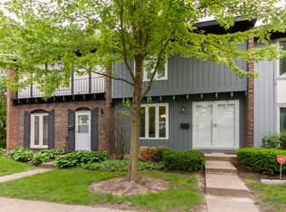 20 Dumbarton Oaks Pl, Elgin, IL 60123