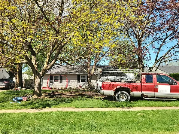922 East Dr, Sheffield Lake, OH 44054