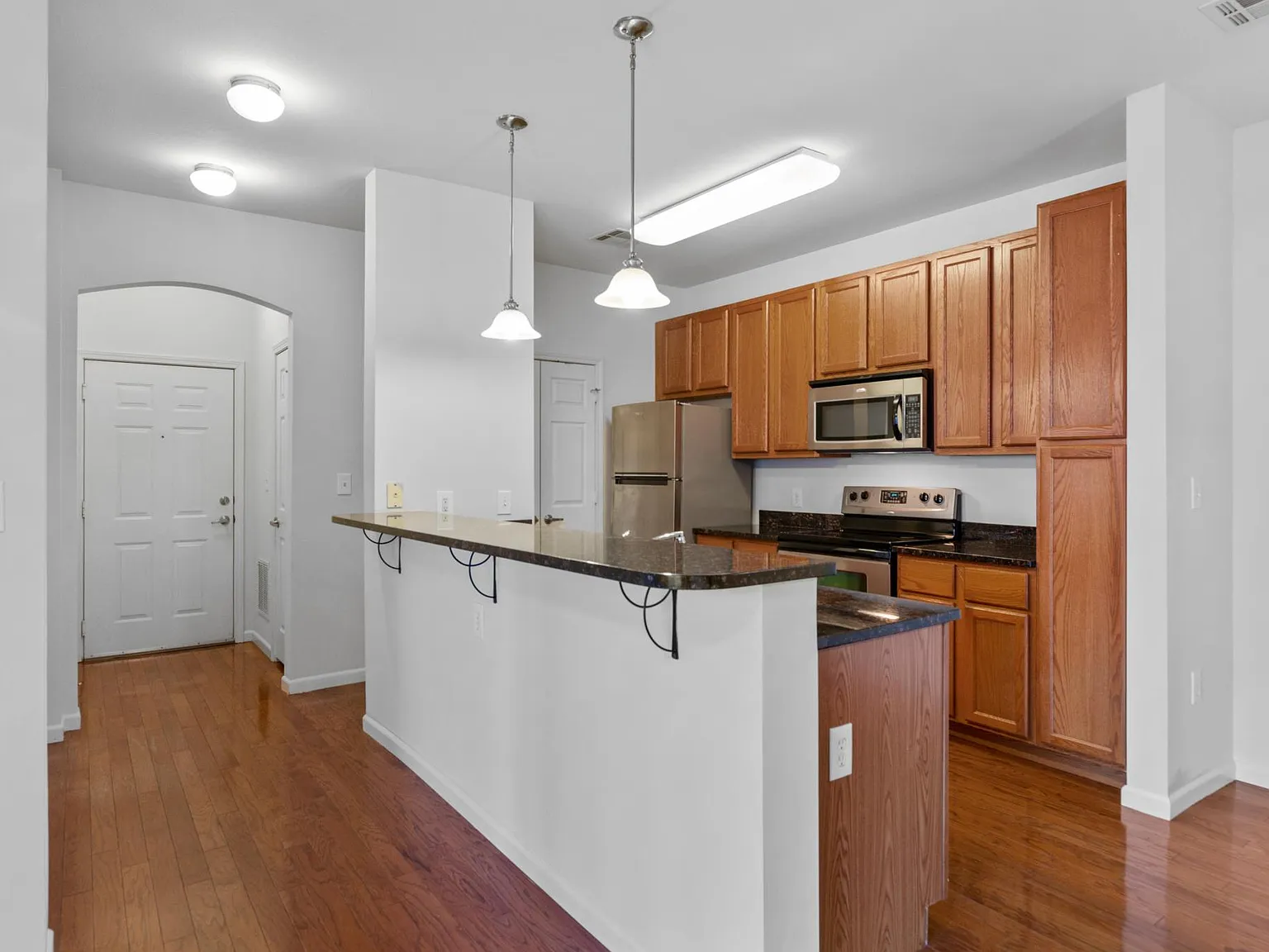 2 bed, 941 sqft, $1,700 — Photo 2