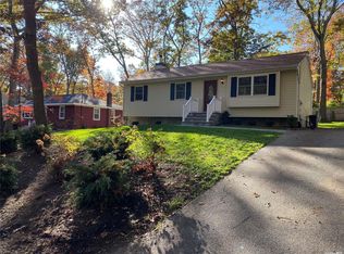 10 Setauket Trl, Ridge, NY 11961