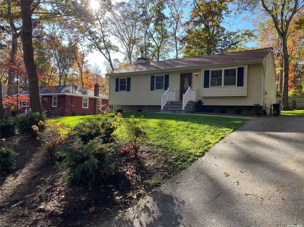 10 Setauket Trail, Ridge, NY 11961