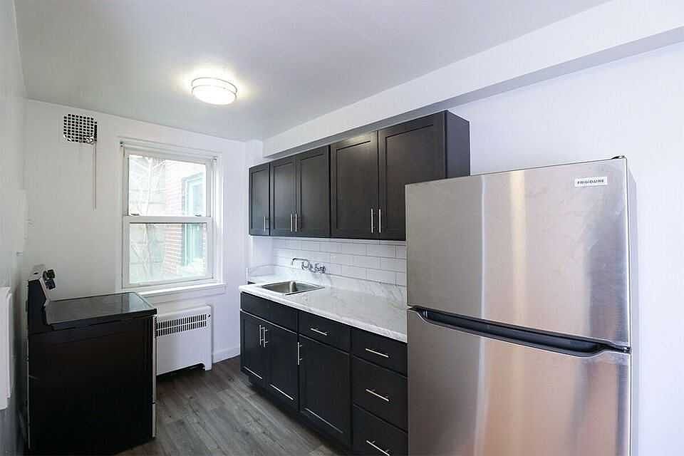 2nd image of 1233 Yonge St #201