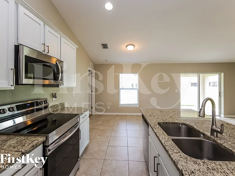 2212 NW 9th St — Photo 8
