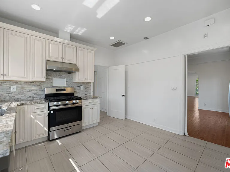 123 S Orange Dr — Photo 6