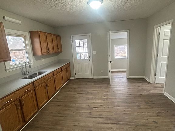 4th image of 1423 Lillian Ave