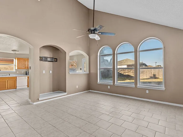 2313 Garrett Dr — Photo 4