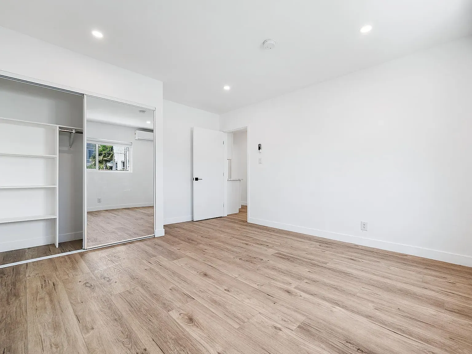 2 bed, 1000 sqft, $3,200 — Photo 3