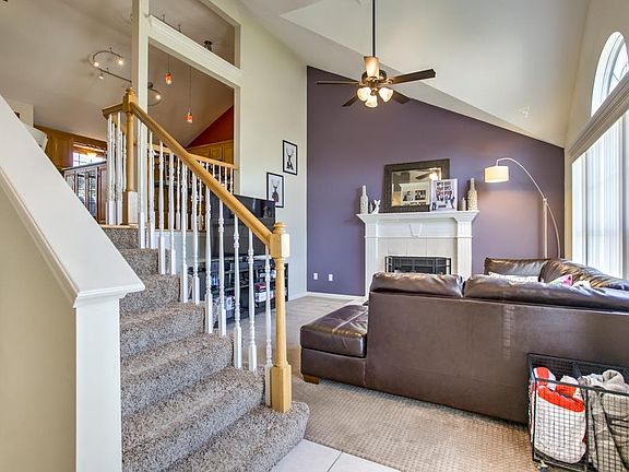 3rd image of 325 NE Woodbury Dr