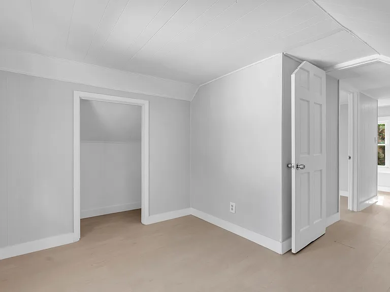 939 E County Line Rd — Photo 10