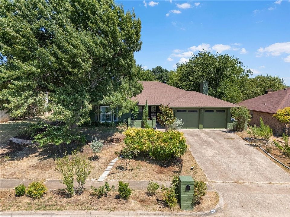 1st image of 208 Pebblestone Dr