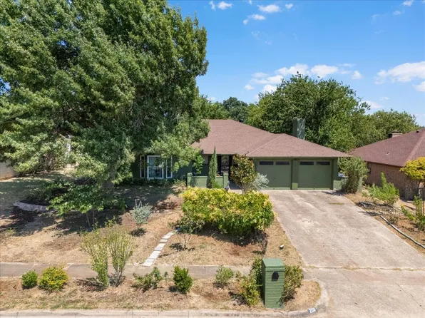 208 Pebblestone Dr, Benbrook, TX 76126