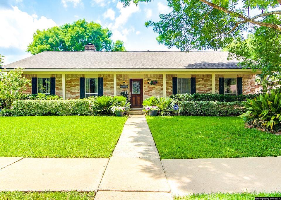 Beautiful Energy Corridor home with amazing curb appeal. Lovely entry to gorgeous like-new home