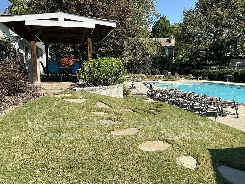 3 bed, 2.5 bath, 2088 sqft — Photo 3