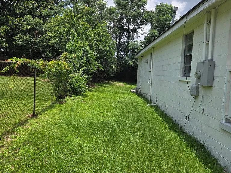 209 Baker St — Photo 10