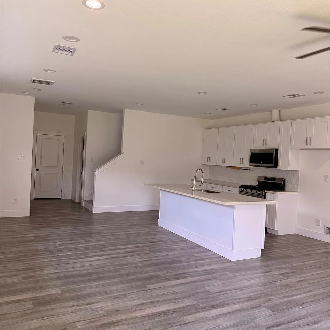 3 bed, 3.5 bath, 2021 sqft, $2,300 — Photo 4