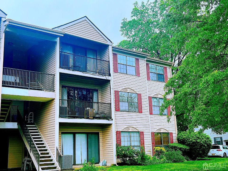 1st image of 387 Lancaster Ct