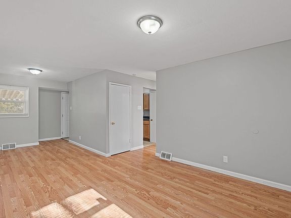 5th image of 317 Cameron Rd