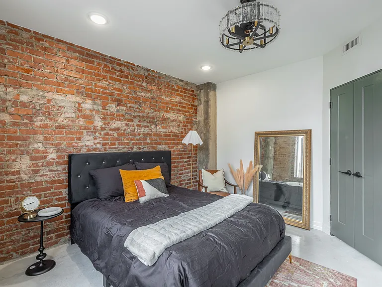 117 E 7th St #206 — Photo 1