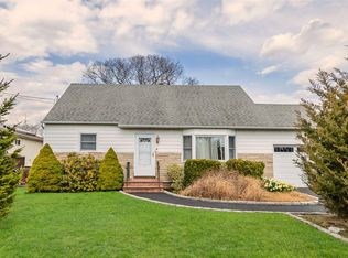 321 Lexington Ave, West Babylon, NY 11704