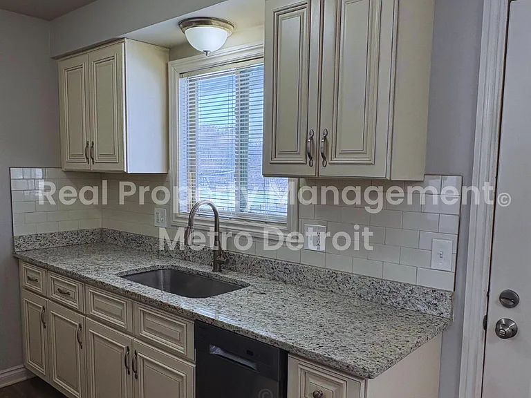 36241 Hathaway St — Photo 5