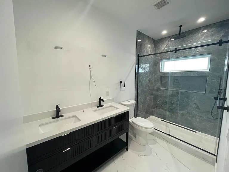 2922 W Glenwood Ave — Photo 8
