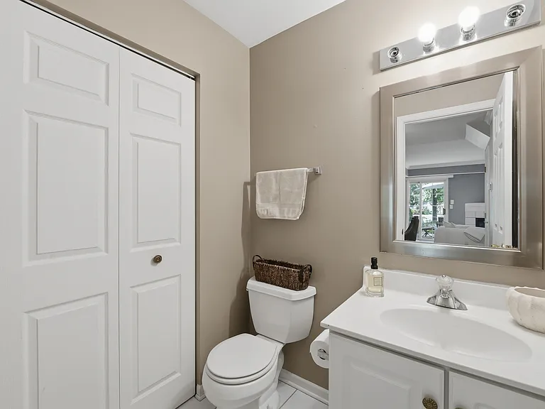 13920 S Cambridge Cir — Photo 8