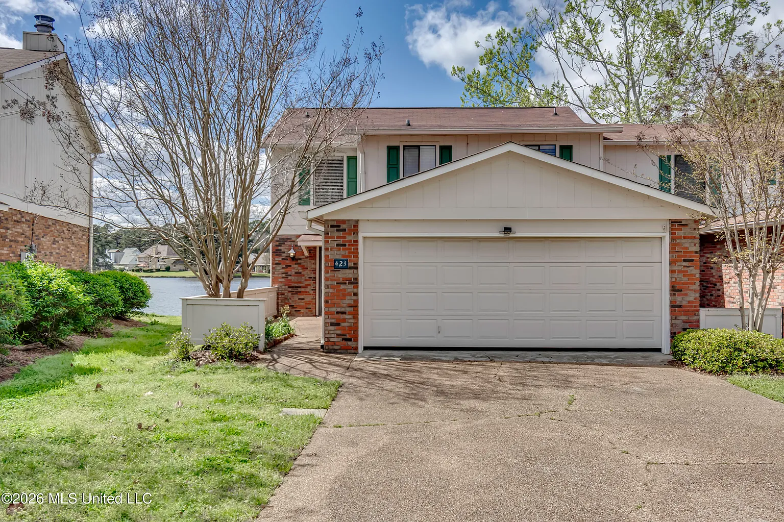 423 Lakebend Pl photo 1