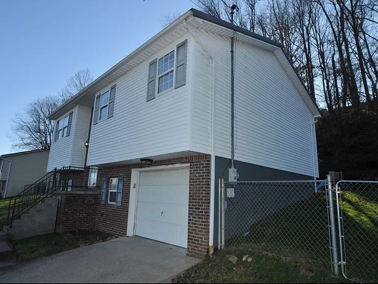111 Phyllis Dr — Photo 3