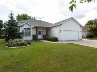 1427 Sommerset Dr, West Fargo, ND 58078