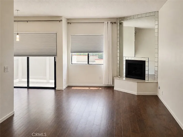 17914 Magnolia Blvd #128 — Photo 2