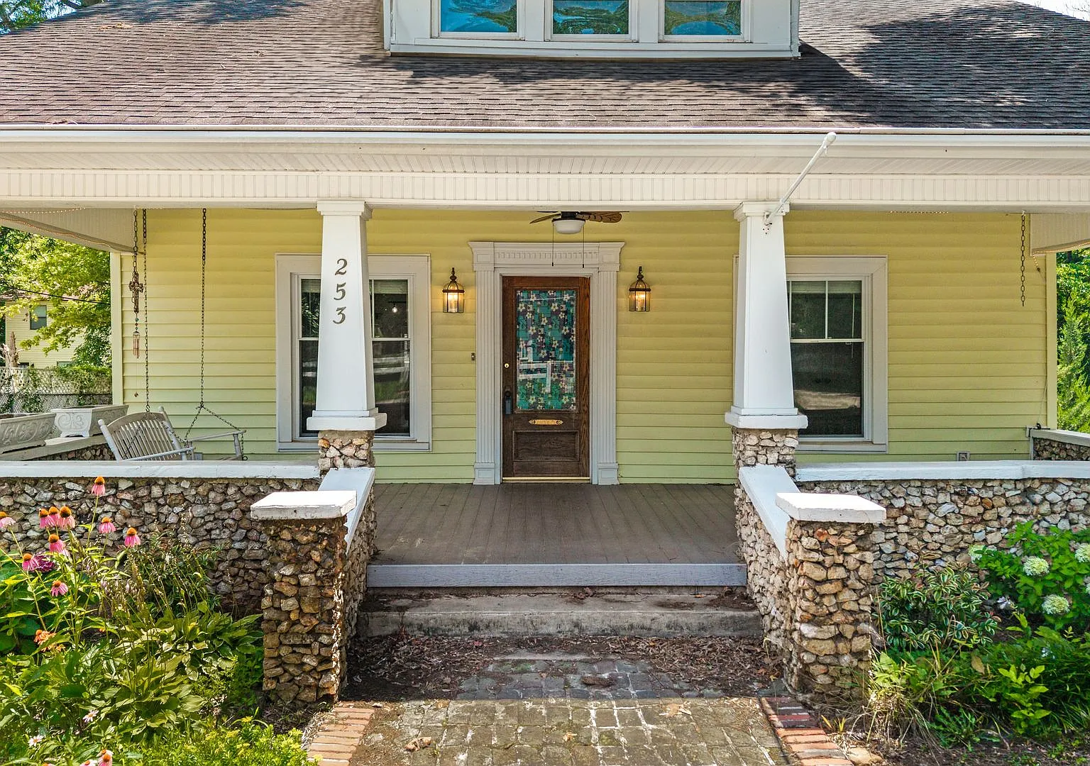 Historic Luxury Home Near Deer Park with Two-Car Garage — Photo 3