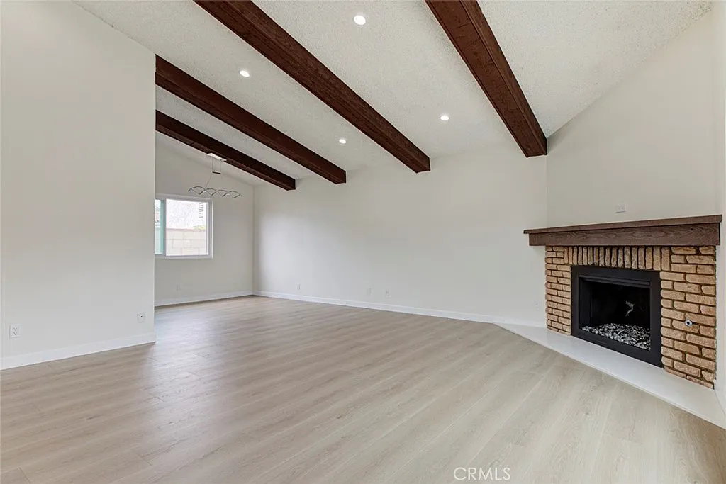 2 bed, 1050 sqft, $4,000 — Photo 3
