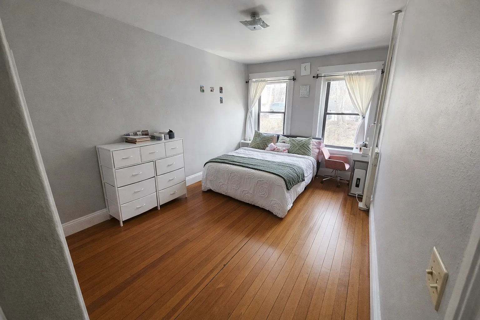 4 bed, 9999 sqft, $3,900 — Photo 1
