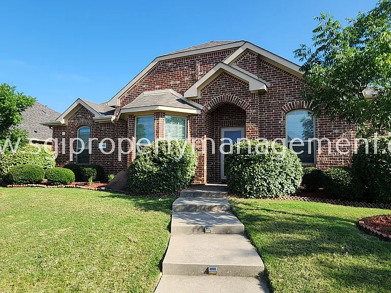 1369 Crescent Cove Dr — Photo 2