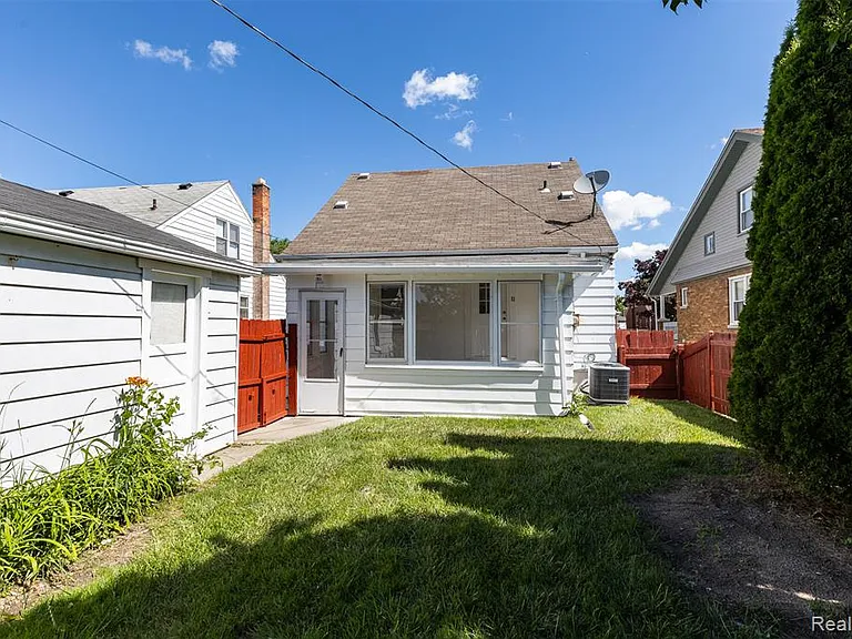 613 Riverbank St — Photo 4