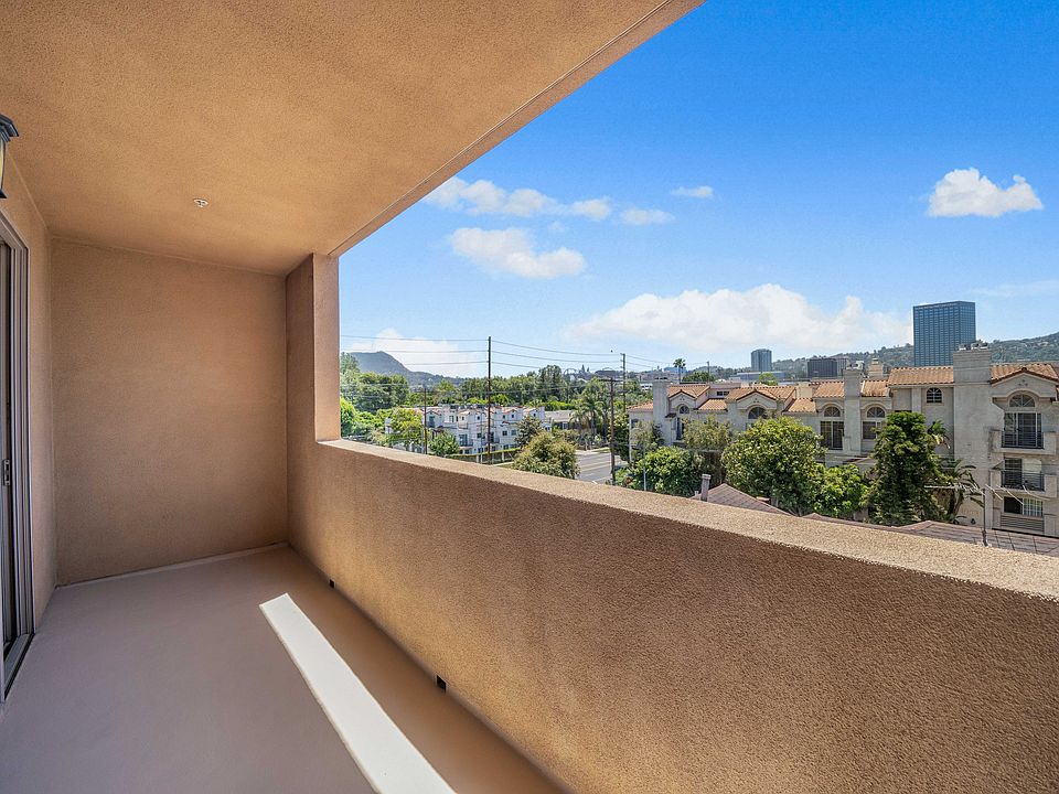 Large balcony with views of Universal Studios.